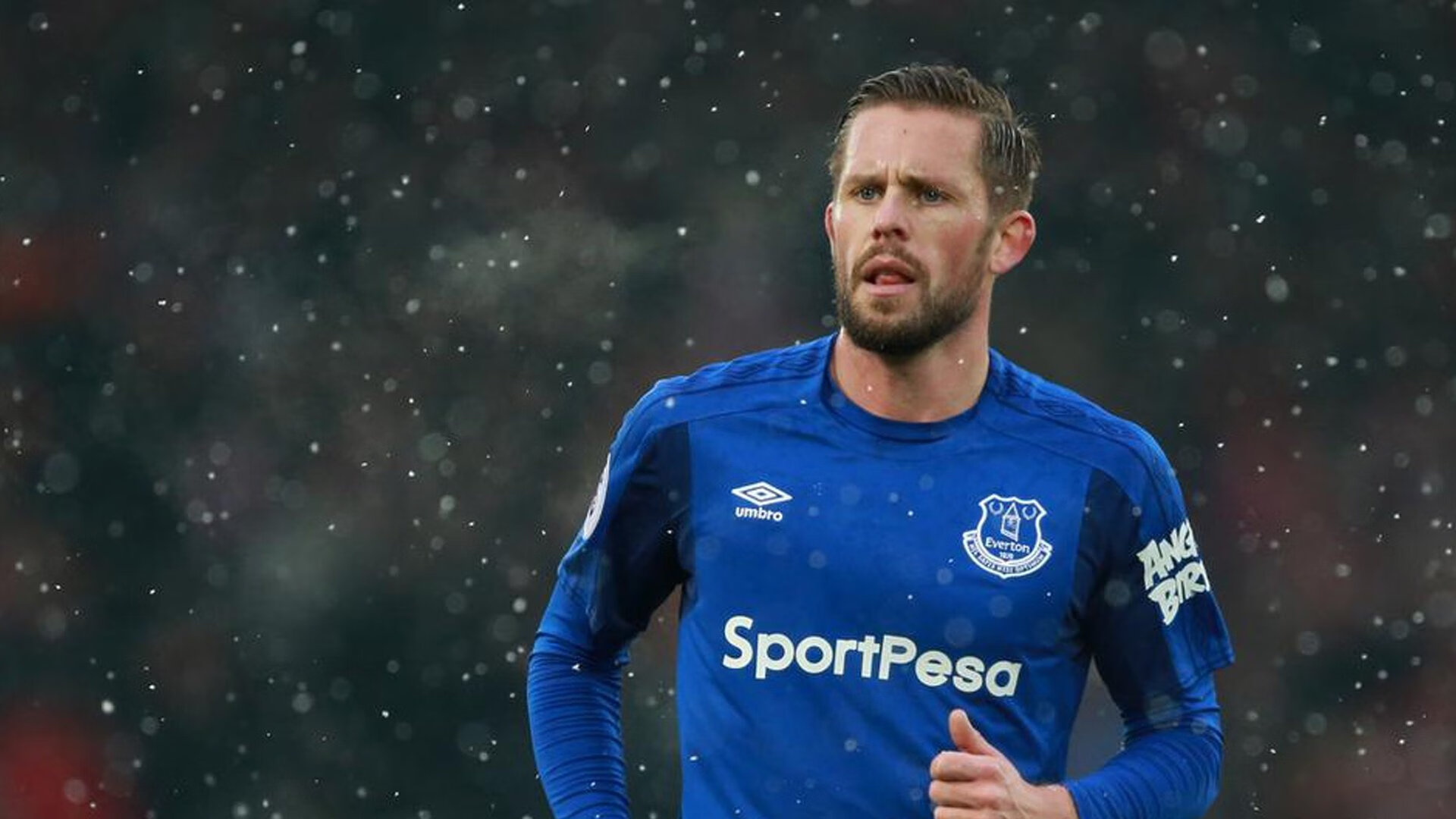 “楼宇间空中连廊晨走队” 不下地完成一圈运动线路