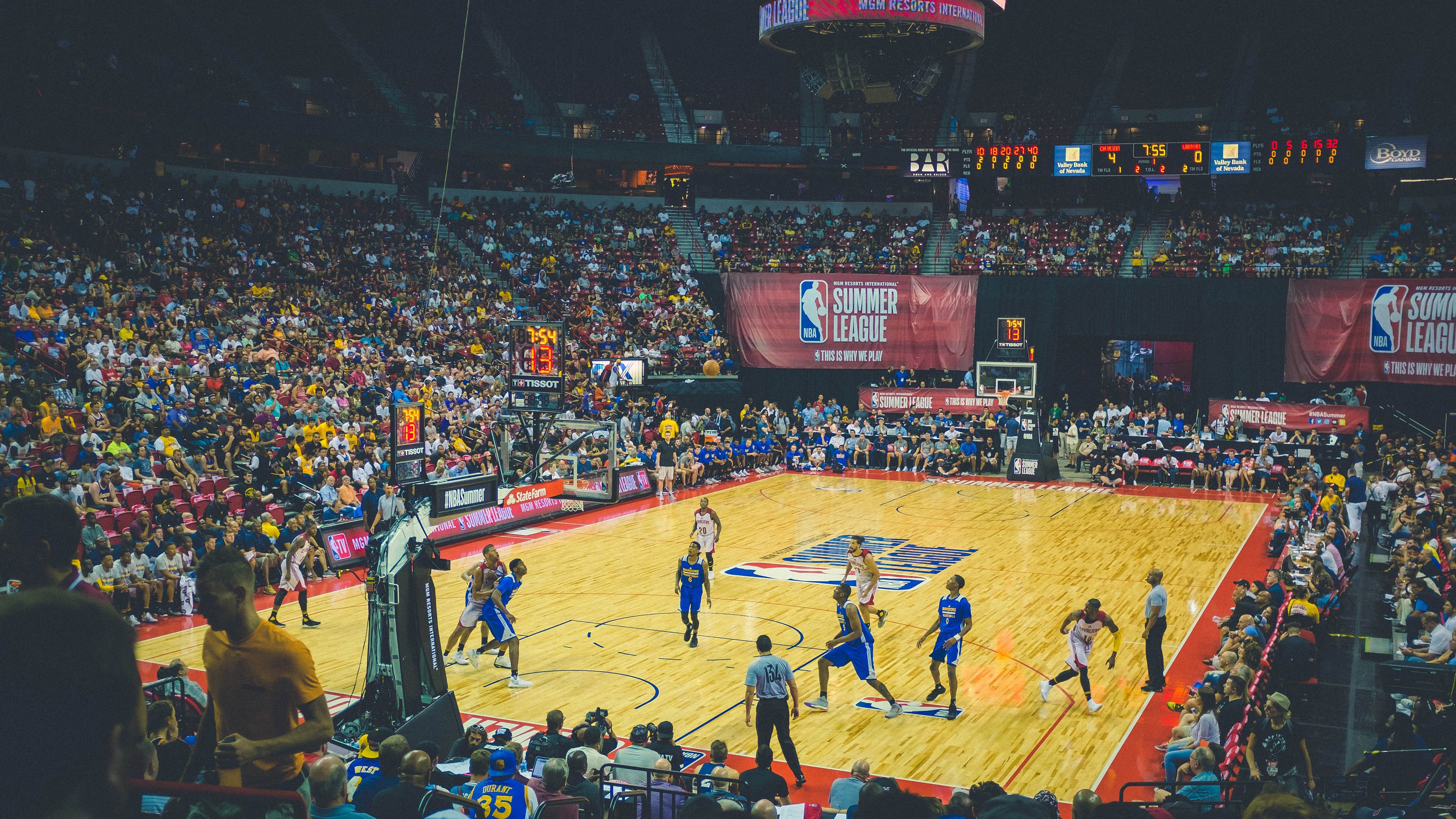 游戏角色主题夜跑 提供限定头饰与号码布